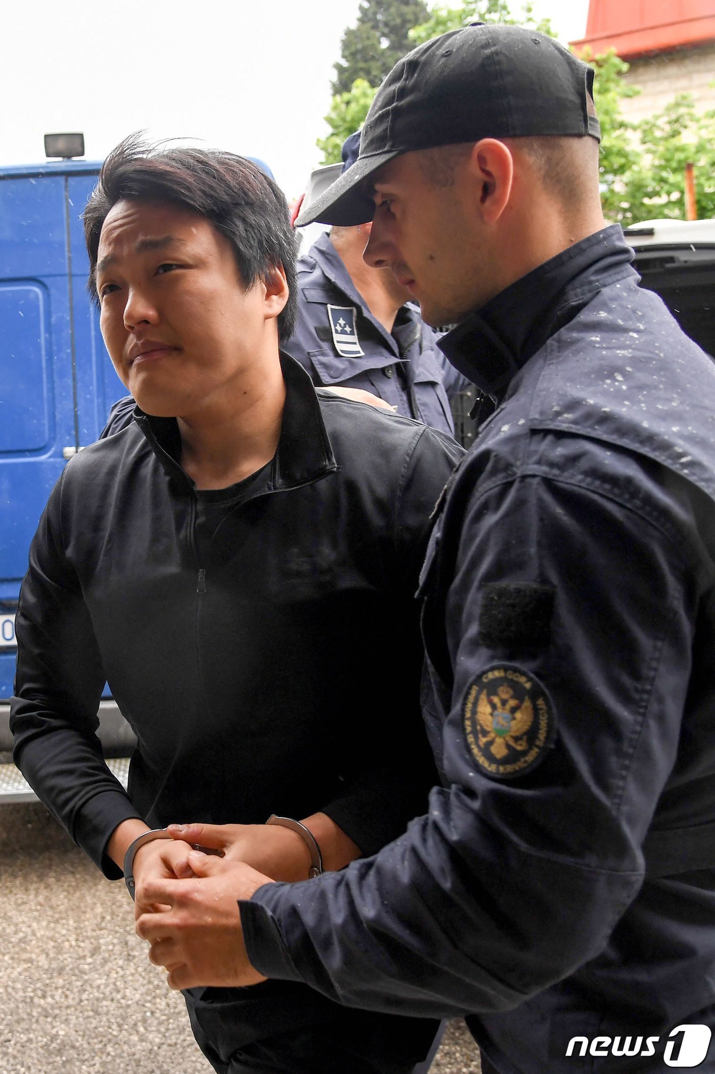 본문 이미지 - '테라·루나' 사태의 핵심 인물인 권도형 테라폼랩스 대표가 몬테네그로 포드고리차 지방법원에 출석하고 있다. ⓒ AFP=뉴스1 ⓒ News1 신웅수 기자