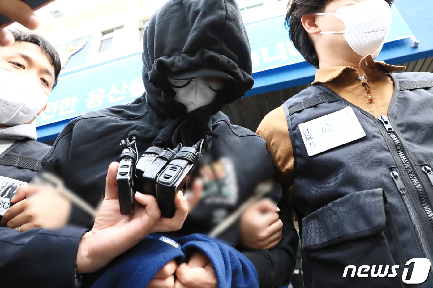본문 이미지 - 필리핀에서 약 8만 명이 동시에 투약할 수 있는 대량의 마약을 들여와 유통한 총책이 12일 오전 서울 용산경찰서에서 나와 검찰로 송치되고 있다. 2023.5.12/뉴스1 ⓒ News1 박정호 기자