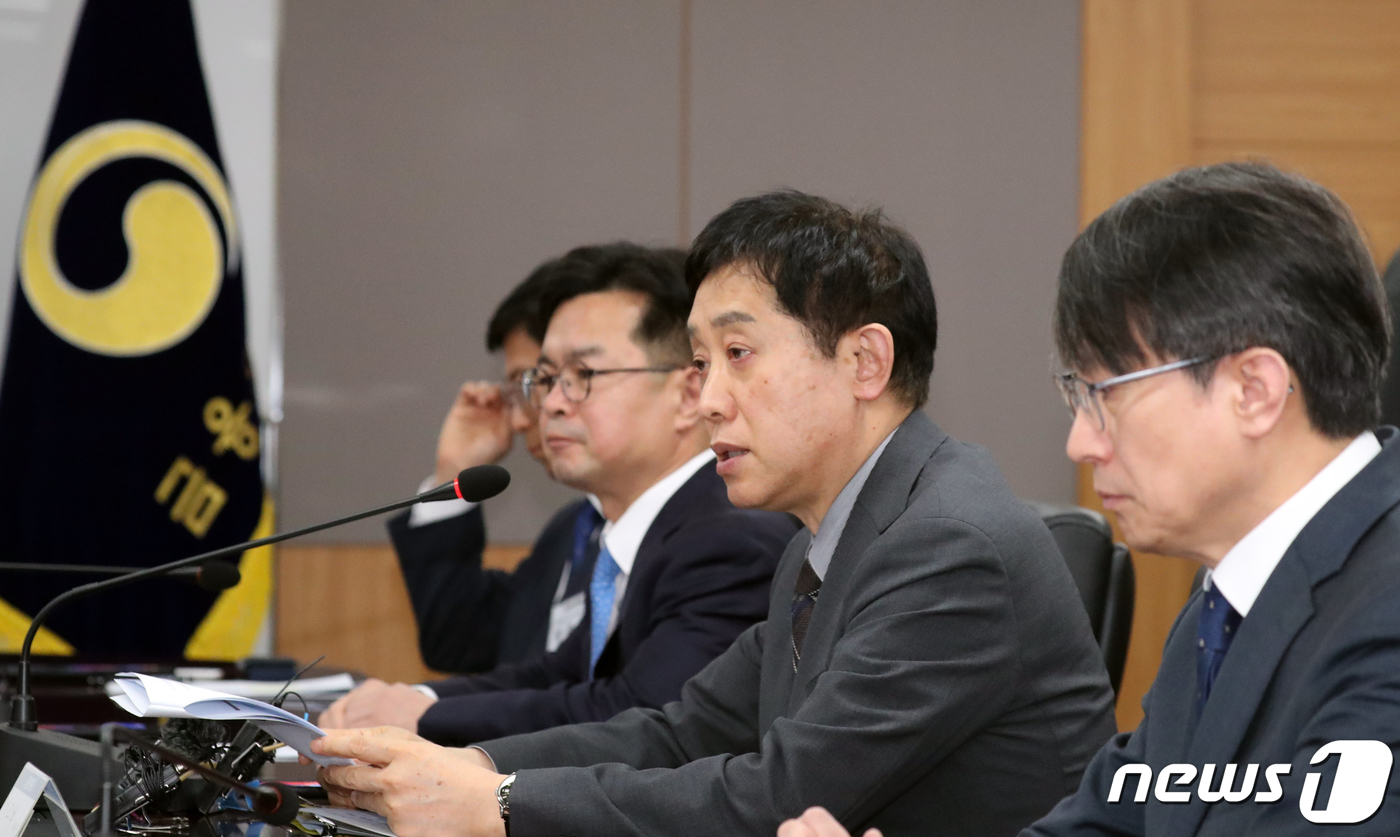 (서울=뉴스1) 김명섭 기자 = 김주현 금융위원장이 12일 오전 서울 종로구 세종대로 정부서울청사에서 열린 대환대출 인프라 점검 간담회에서 모두 발언을 하고 있다. 2023.5.1 …