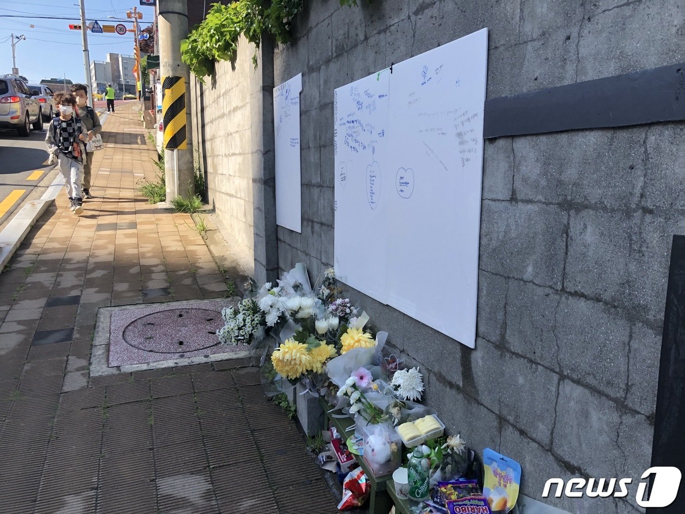 본문 이미지 - 부산 영도구 등굣길 사고 현장에 마련된 추모 공간에는 시민과 학생들이 두고 간 국화꽃과 편지, 과자 등이 놓여 있다. 현재 차량용 펜스 설치 작업으로 주변은 막혀있다. 2023.5.9/뉴스1 ⓒ News1 박상아 기자
