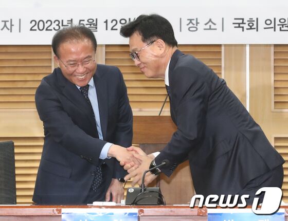 윤재옥 국민의힘 원내내표와 박광온 더불어민주당 원내대표가 12일 오전 서울 여의도 국회 의원회관에서 열린 한국정치평론가협회 출범식 및 기념 세미나 '보수가 보수를, 진보가 진보를 평하다'에서 악수를 하고 있다. 2023.5.12/뉴스1 © News1 ,송원영 기자
