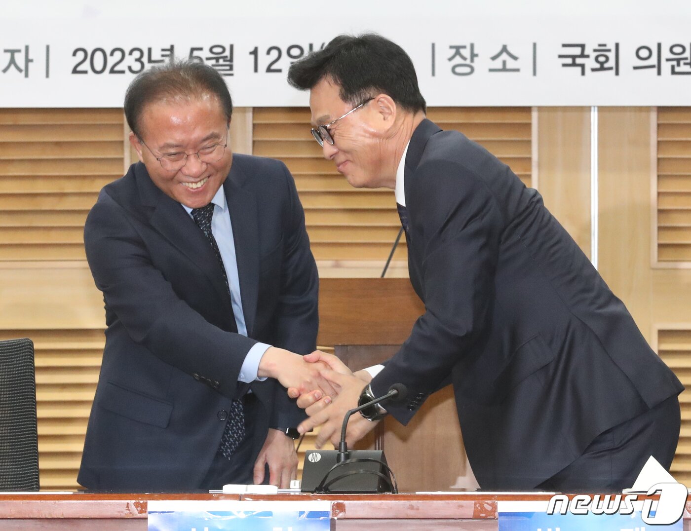 본문 이미지 - 윤재옥 국민의힘 원내내표와 박광온 더불어민주당 원내대표가 12일 오전 서울 여의도 국회 의원회관에서 열린 한국정치평론가협회 출범식 및 기념 세미나 '보수가 보수를, 진보가 진보를 평하다'에서 악수를 하고 있다. 2023.5.12/뉴스1 ⓒ News1 ,송원영 기자