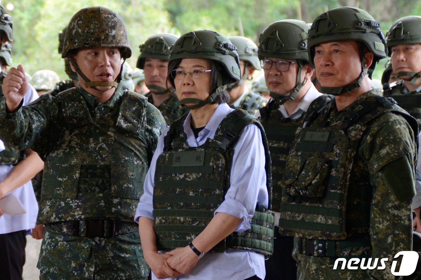 본문 이미지 - 차이잉원 대만 총통이 11일 (현지시간) 타오위안에 있는 예비군 기지를 방문해 훈련 상황을 점검하고 있다.  2023.05.12ⓒ 로이터=뉴스1 ⓒ News1 우동명 기자