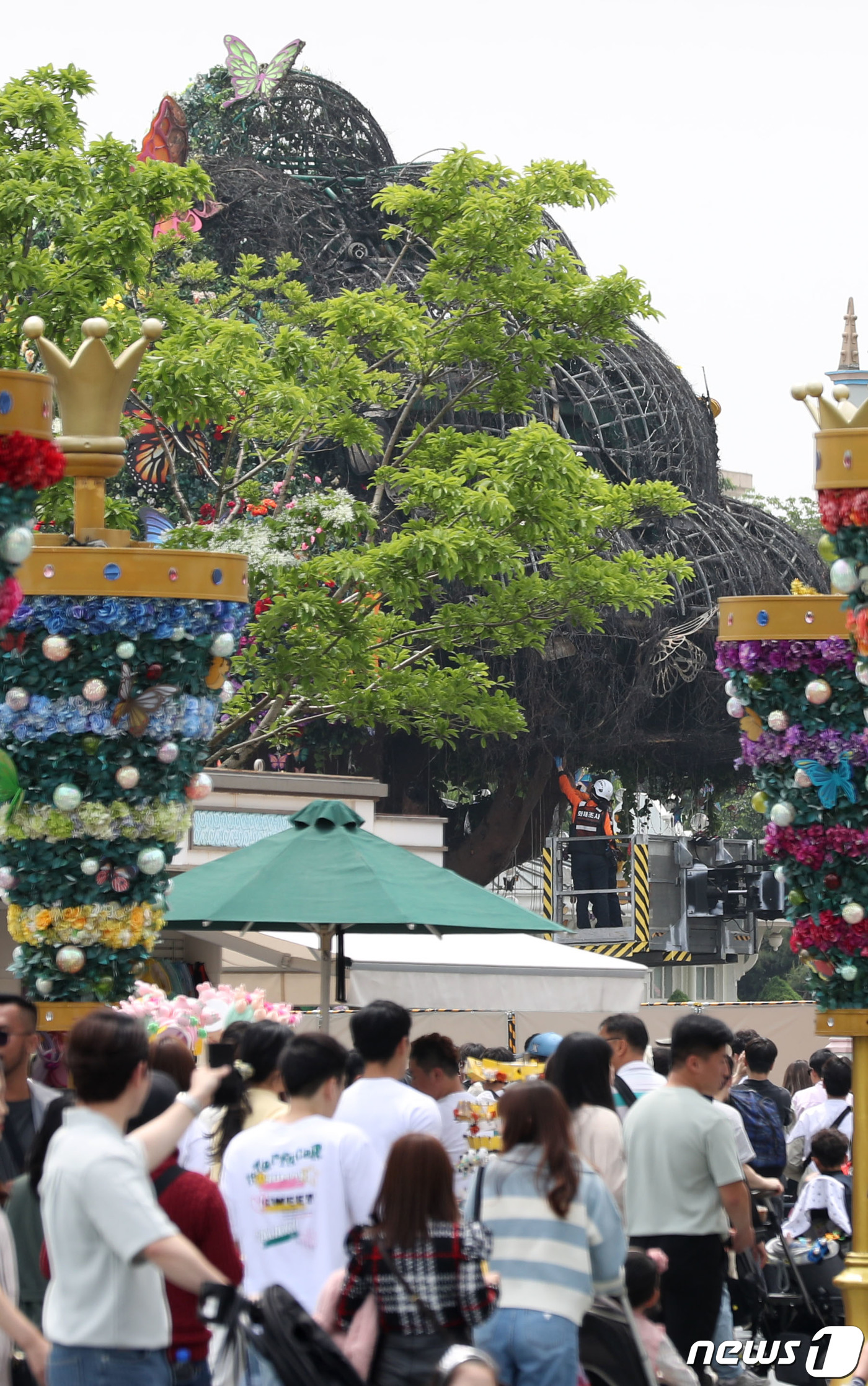 (용인=뉴스1) 김영운 기자 = 12일 오후 화재가 발생한 경기 용인시 처인구 에버랜드 광장에 조성된 매직트리에서 소방 관계자들이 화재 원인을 조사하고 있다.이날 발생한 화재는 오 …