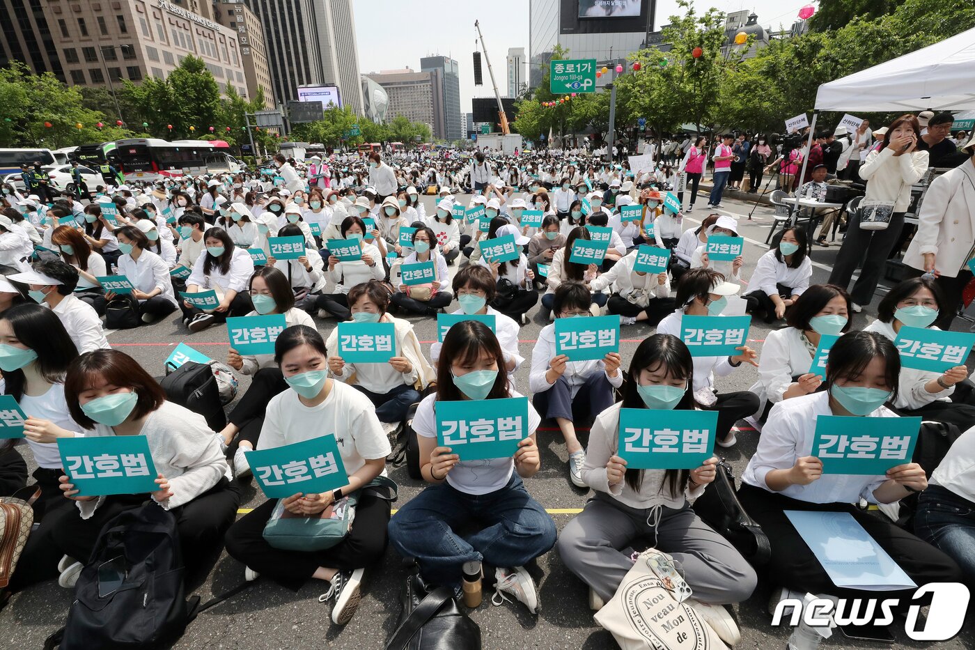 본문 이미지 - 대한간호사협회 간호사들이 12일 오후 서울 동화면세점 앞 세종대로에서 열린 국제간호사의 날 기념 집회에서 피켓을 들고 간호법 제정을 촉구하고 있다. /뉴스1 ⓒ News1 박세연 기자