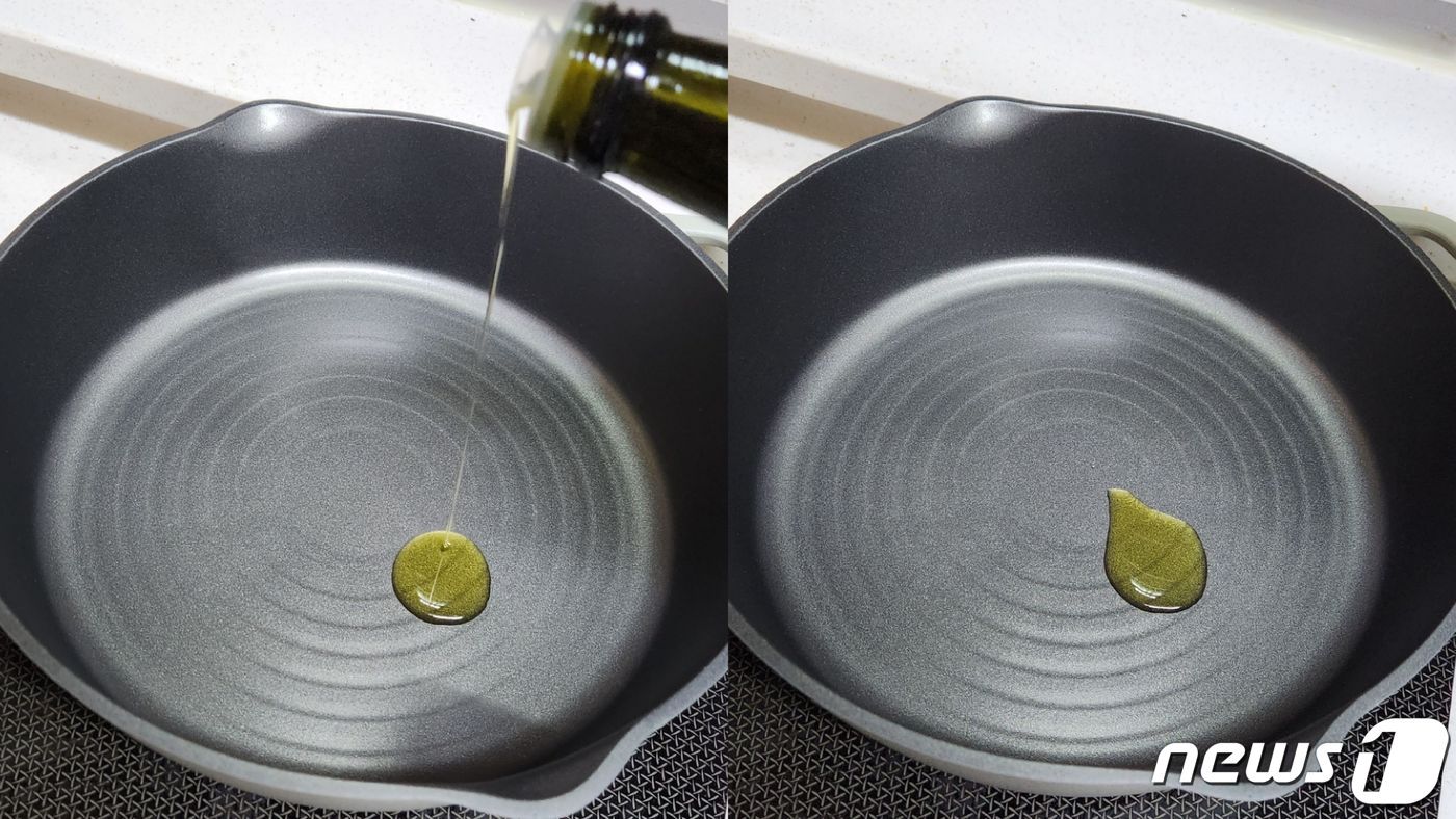 본문 이미지 - 주물 프라이팬에 기름을 두르는 모습. 기존 팬에서 보이던 배오름 현상이 나타나지 않는다. 2023.05.12 ⓒ 뉴스1 김예원 기자