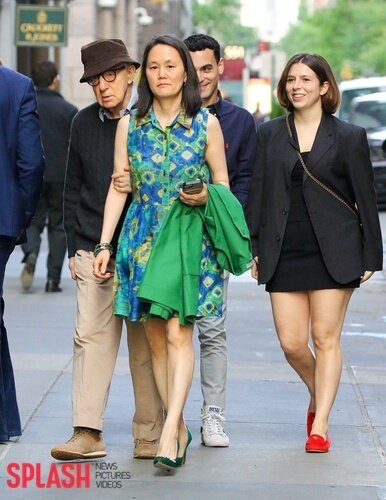 본문 이미지 - 영화감독 우디 앨런과 그의 아내 순이 프레빈, 그 뒤를 따라오는 딸 남자친구와 딸 맨지 티오 앨런(왼쪽부터)  /사진=Splash News