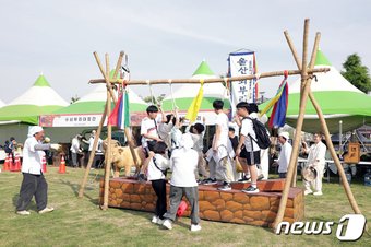 제19회 쇠부리축제가 울산 달천철장에서 열린 가운데, 어린이들이 체험을 하며 즐기고 있다.2023.5.12/뉴스1 ⓒ News1 김지혜 기자