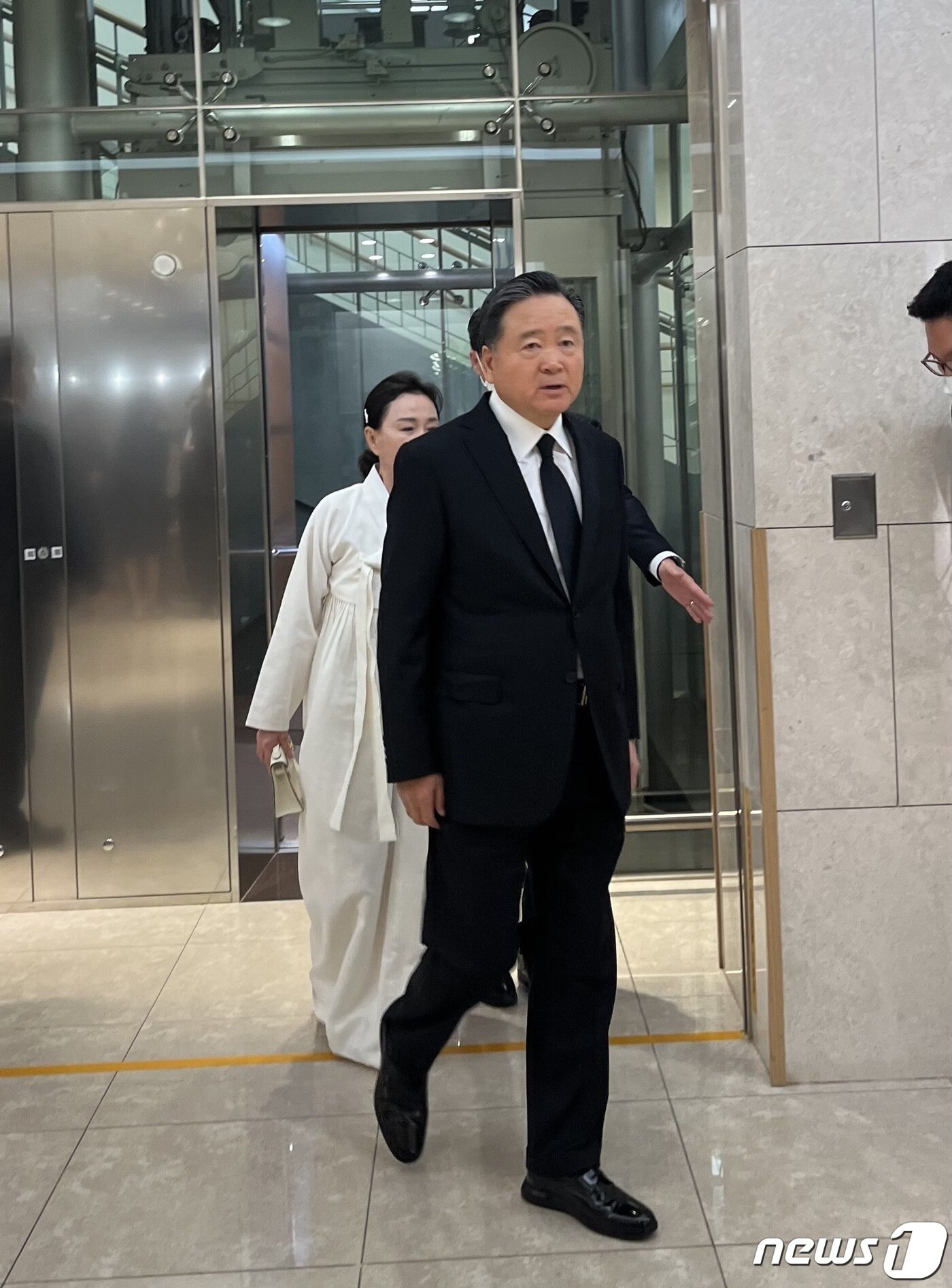 본문 이미지 - 허영인 SPC그룹 회장이 모친 김순일 여사 빈소에 도착해 안으로 들어가고 있다. ⓒ News1 신민경 기자