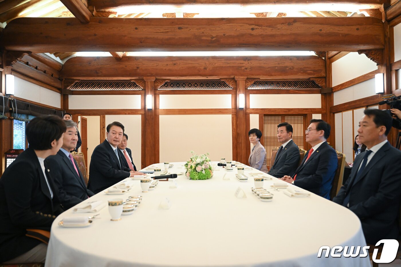 본문 이미지 - 윤석열 대통령이 12일 청와대 상춘재에서 열린 국회의장단 초청 만찬에서 김진표 국회의장을 비롯한 참석자들과 대화하고 있다. (대통령실 제공) 2023.5.12/뉴스1 ⓒ News1 오대일 기자