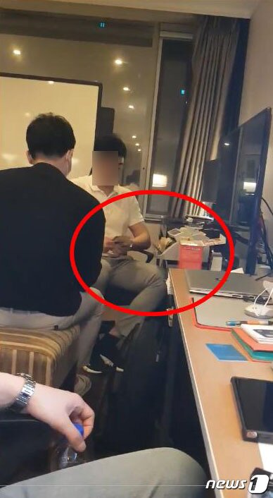 본문 이미지 - 김씨는 자금 추적에 대비해 법인계좌로 받은 투자금을 다시 개인 계좌로 이체하고 현금으로 인출해오게 시켰다. 지폐 계수기로 갈취한 금액을 세는 모습 (서울경찰청 강력범죄수사대 제공) ⓒ뉴스1