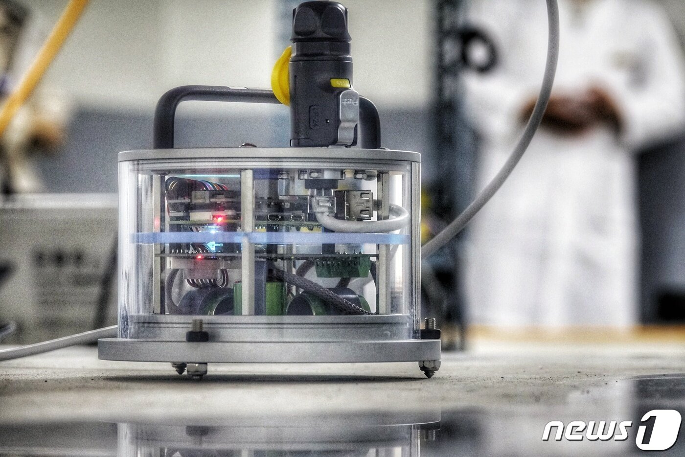 본문 이미지 - 11일 오후 충남 천안 지진계검정센터 내 '지진계 K-테스트배드'(시험실)에서 국내 기업이 연구·개발 중인 센서·기록계 일체형 지진계가 놓여 있다. ⓒ 뉴스1 황덕현 기자