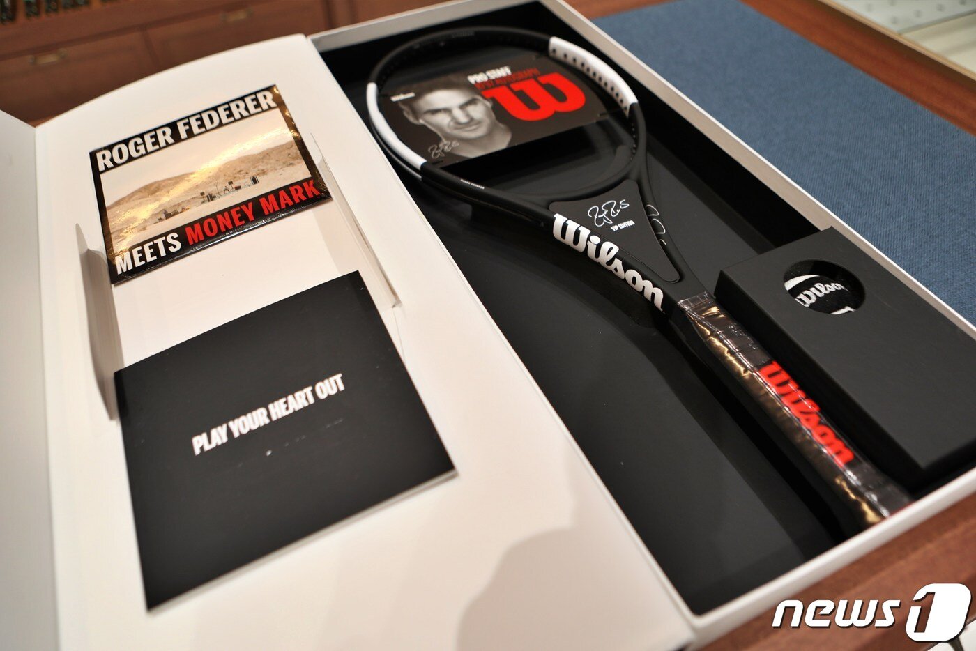 본문 이미지 - 윌슨&times;로저 페더러 한정판 라켓(롯데쇼핑 제공)