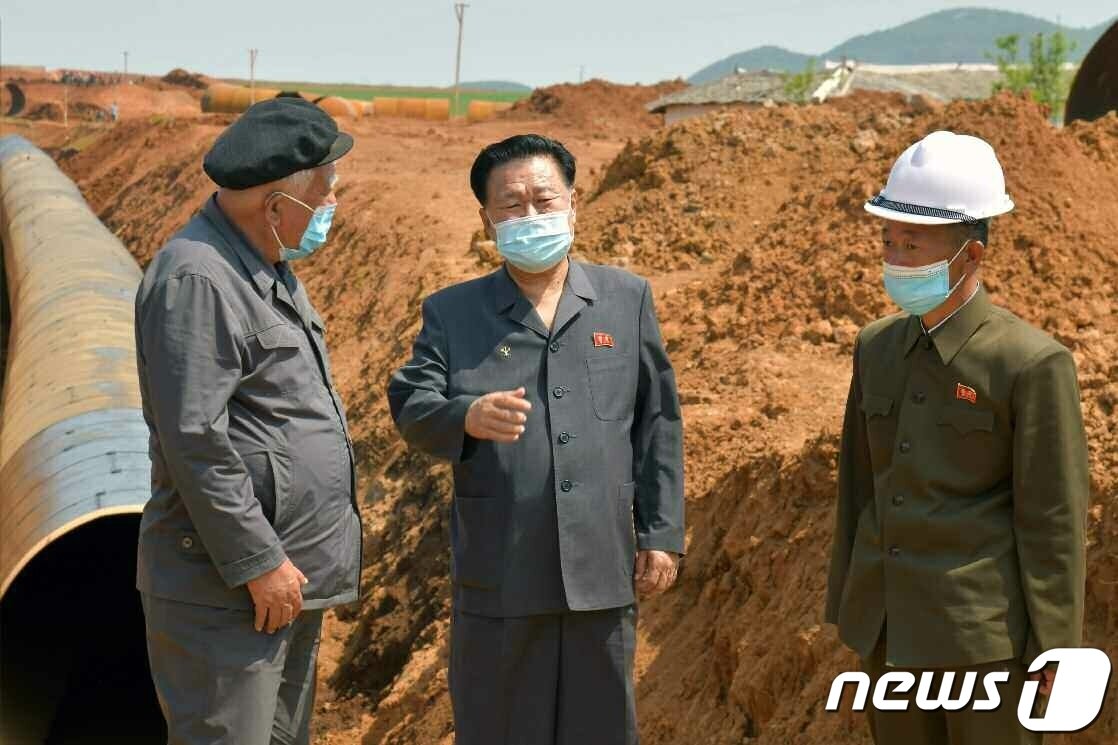 본문 이미지 - (평양 노동신문=뉴스1) = 북한 노동당 기관지 노동신문은 지난 13일 "최룡해 최고인민회의 상임위원회 위원장이 황주긴등물길 공사 현장을 현지에서 료해(점검)했다"라고 보도했다.[국내에서만 사용가능. 재배포 금지. DB 금지. For Use Only in the Republic of Korea. Redistribution Prohibited] rodongphoto@news1.kr