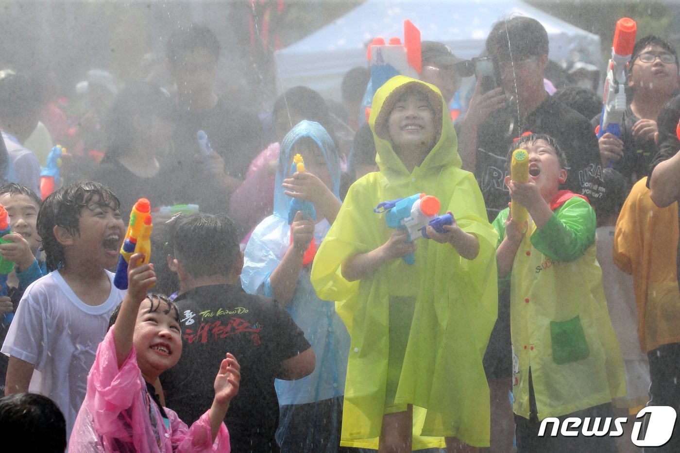 대전 유성구 온천로 일원에서 열린 유성온천축제에서 시민과 관광객들이 온천수 물총 스플래쉬를 즐기고 있다.  2023.5.13/뉴스1 ⓒ News1  