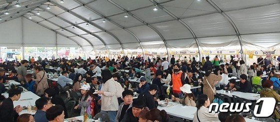 본문 이미지 - 14일 울산 남구 장생포에서 열린 '2023 울산고래축제' 현장의 '남구 맛집' 부스가 시민들로 북적이고 있다. 2023.5.13/뉴스1 ⓒ News1 임수정 기자