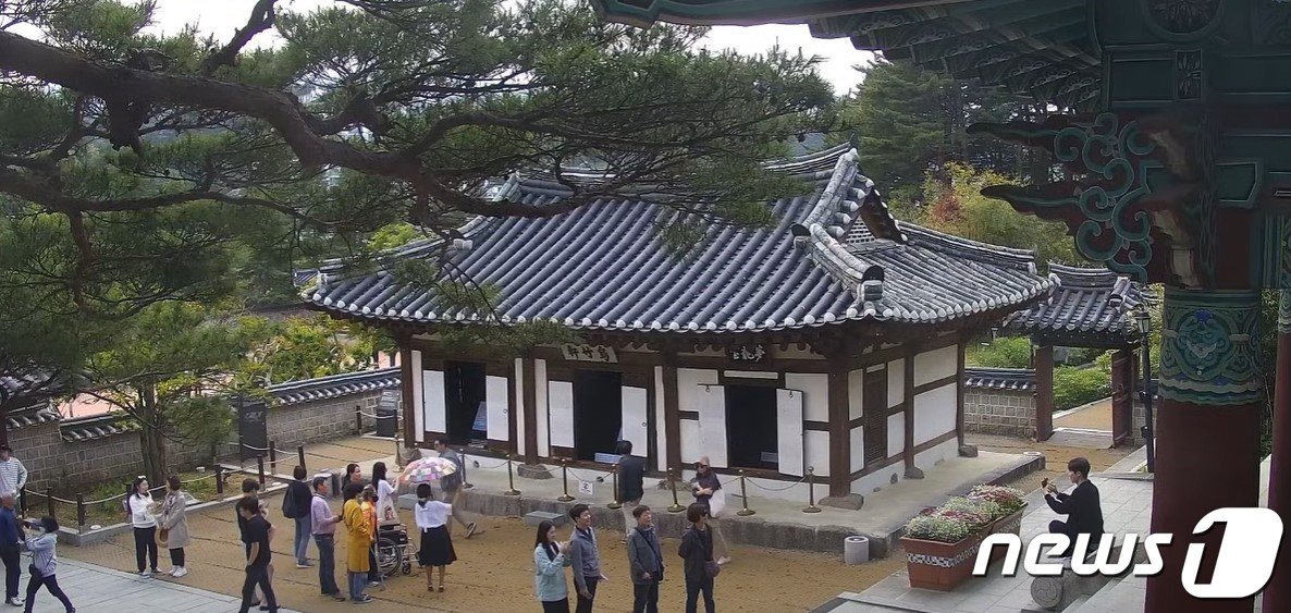 본문 이미지 - 강릉 오죽헌 찾은 관광객들.(강릉시 실시간 유튜브 캡쳐)./뉴스1