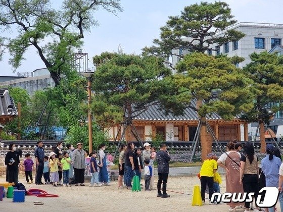 13일 오후 전북 전주시 완산구 전라감영에 마련된 &#39;꿈타는 연등회&#39;에서 어린이 가족들이 어린이큰잔치 행사에 참여해 즐거운 시간을 보내고 있다.2023.5.13/뉴스1 이지선기자