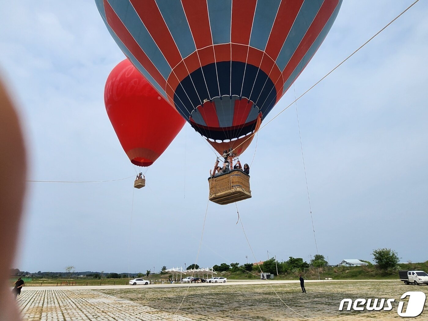 본문 이미지 -  논산 피크닉테마파크 열기구 체험 프로그램 진행 모습. / 뉴스1