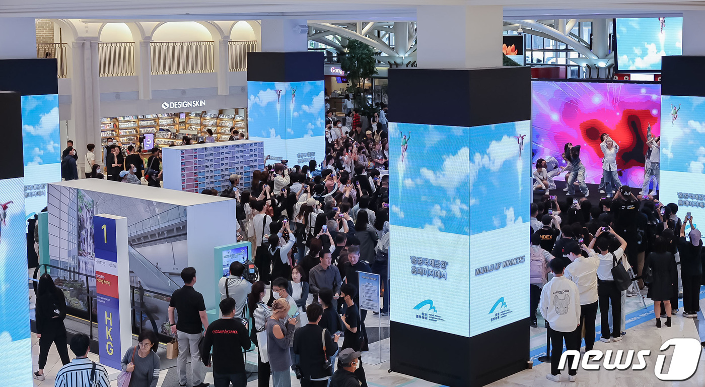 (서울=뉴스1) 구윤성 기자 = 13일 서초구 신세계 센트럴시티에서 열린 '월드 오브 위너스(World of Winners)' 항공권 증정 캠페인 론칭 행사장이 북적이고 있다. 홍 …