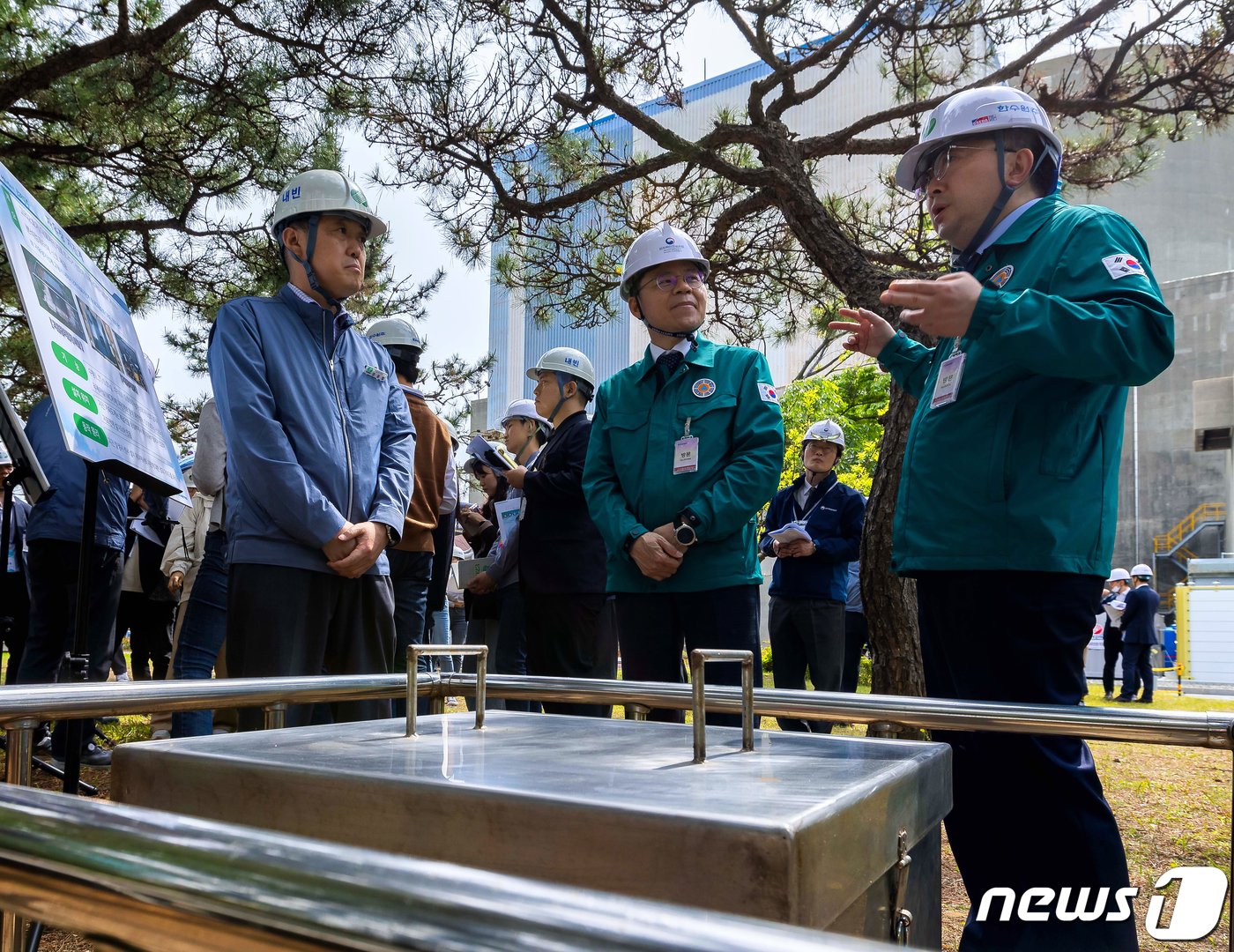 유국희 원자력안전위원회 위원장&#40;가운데&#41;과 유희동 기상청장이 12일 부산 기장군 고리원전&#40;한수원 고리 원자력 본부&#41;에 설치된 지진계를 보며 대화 나누고 있다. &#40;기상청 제공&#41; ⓒ 뉴스1