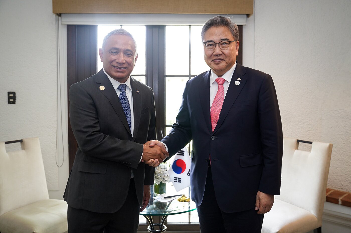 본문 이미지 - 박진 외교부 장관이 후안 안토니오 브리세뇨 벨리즈 총리와 악수하고 있다.(외교부 제공)