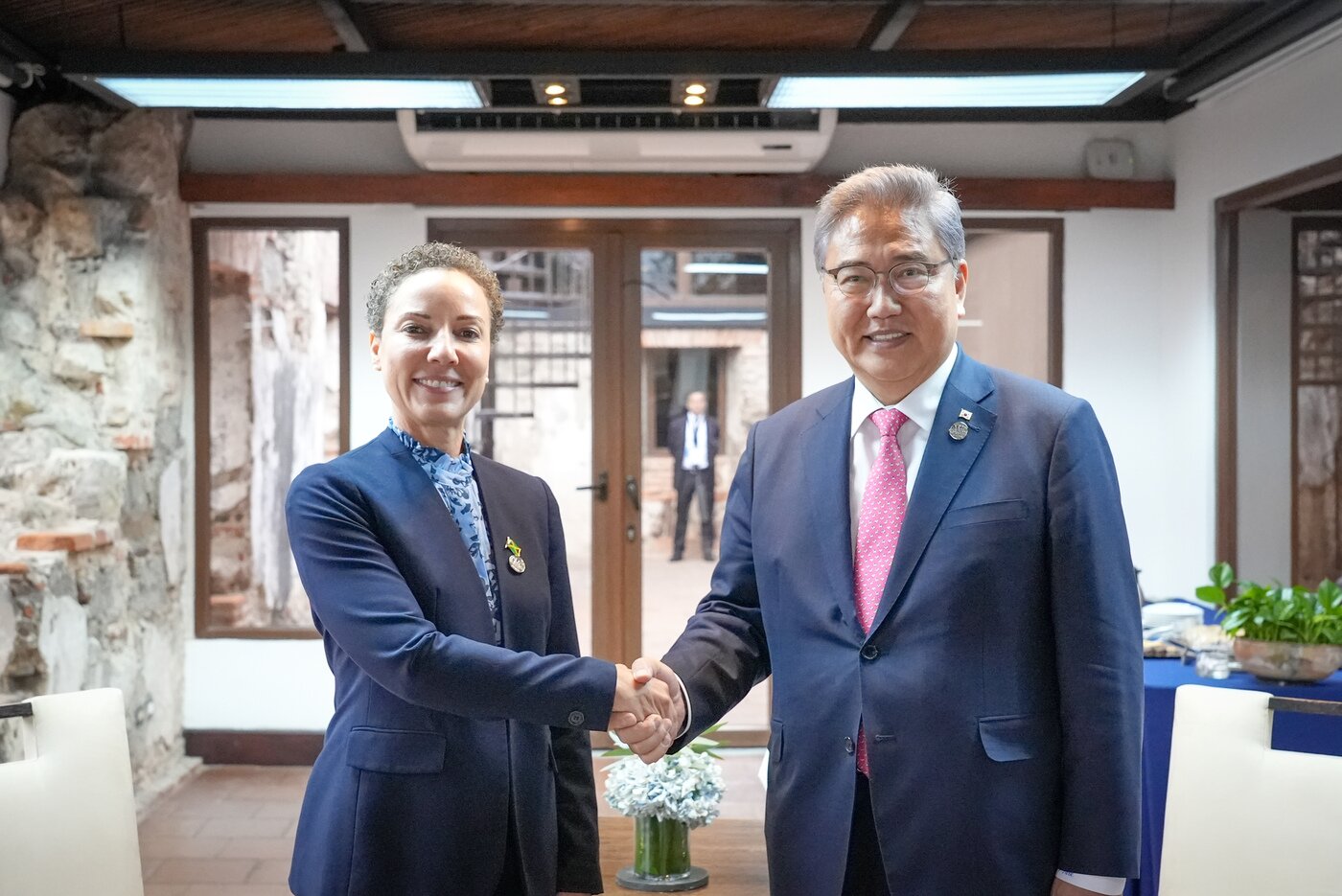 본문 이미지 - 박진 외교부 장관이 카미나 존슨 스미스 자메이카 외교장관과 악수하고 있다.(외교부 제공)