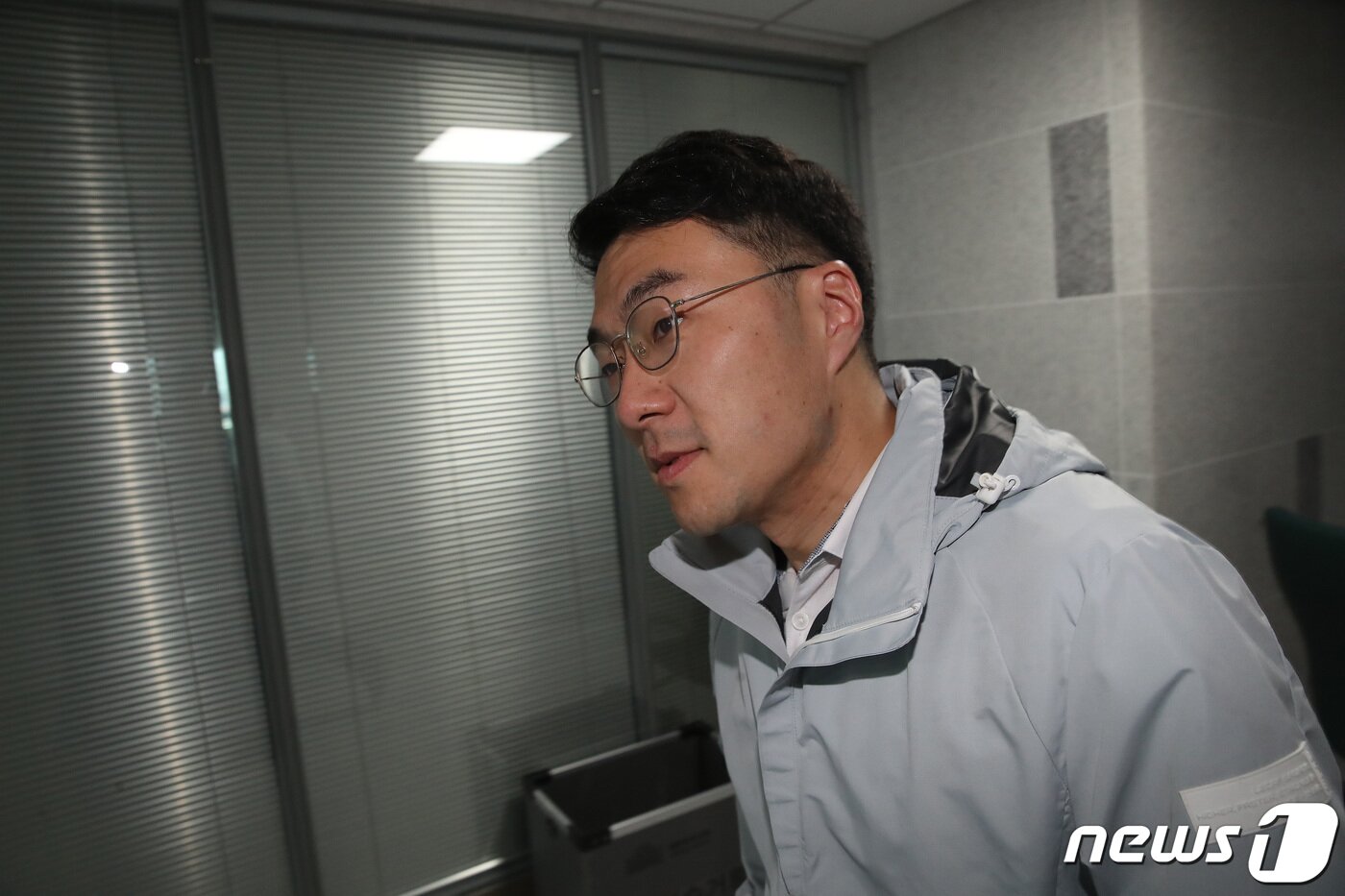 본문 이미지 - 가상자산(암호화폐) 이상 거래 의혹 논란에 자진탈당을 선언한 김남국 더불어민주당 의원이 14일 오전 서울 여의도 국회 의원회관 의원실로 출근하고 있다. 2023.5.14/뉴스1 ⓒ News1 임세영 기자