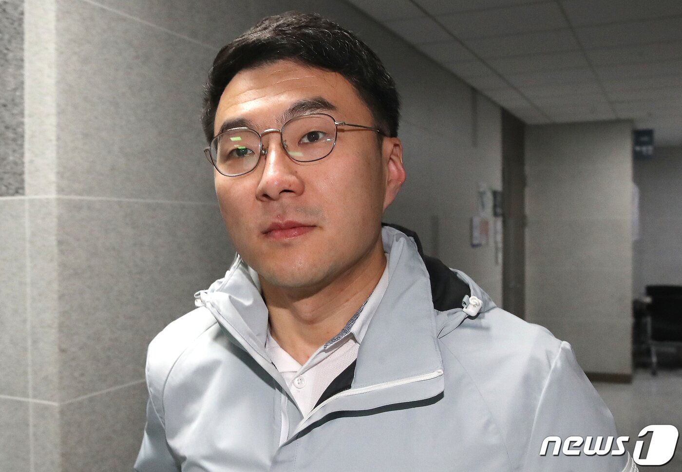 본문 이미지 - 가상자산(암호화폐) 이상 거래 의혹 논란에 자진탈당을 선언한 김남국 더불어민주당 의원이 14일 오전 서울 여의도 국회 의원회관 의원실로 출근하고 있다. 김 의원은 이날 오전 자신의 사회관계망서비스(SNS)를 통해 "저는 오늘 사랑하는 민주당을 잠시 떠난다＂고 밝혔다. 2023.5.14/뉴스1 ⓒ News1 임세영 기자