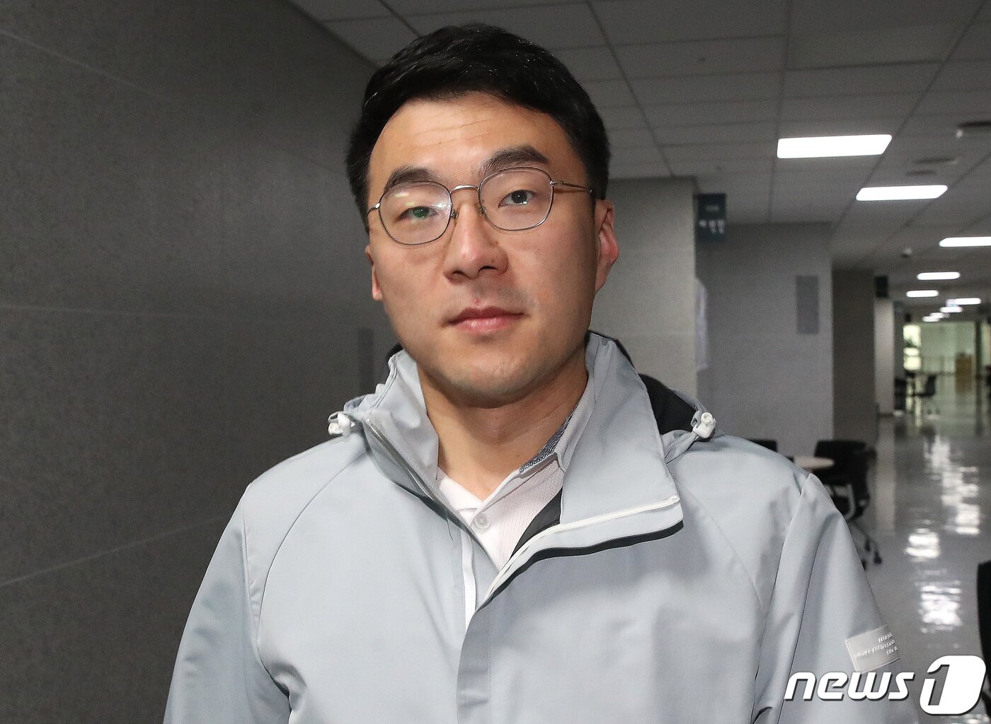 본문 이미지 - 가상자산(암호화폐) 이상 거래 의혹 논란에 자진탈당을 선언한 김남국 더불어민주당 의원이 14일 오전 서울 여의도 국회 의원회관 의원실로 출근하고 있다. 김 의원은 이날 오전 자신의 사회관계망서비스(SNS)를 통해 "저는 오늘 사랑하는 민주당을 잠시 떠난다＂고 밝혔다. 2023.5.14/뉴스1 ⓒ News1 임세영 기자