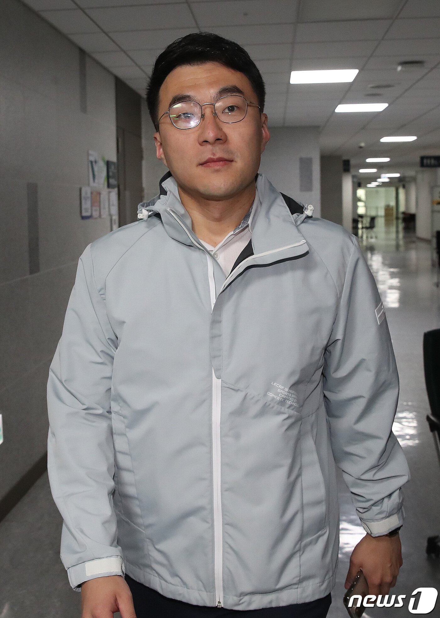 본문 이미지 - 가상자산(암호화폐) 이상 거래 의혹 논란에 자진탈당을 선언한 김남국 더불어민주당 의원이 14일 오전 서울 여의도 국회 의원회관 의원실로 출근하고 있다. 김 의원은 이날 오전 자신의 사회관계망서비스(SNS)를 통해 "저는 오늘 사랑하는 민주당을 잠시 떠난다＂고 밝혔다. 2023.5.14/뉴스1 ⓒ News1 임세영 기자