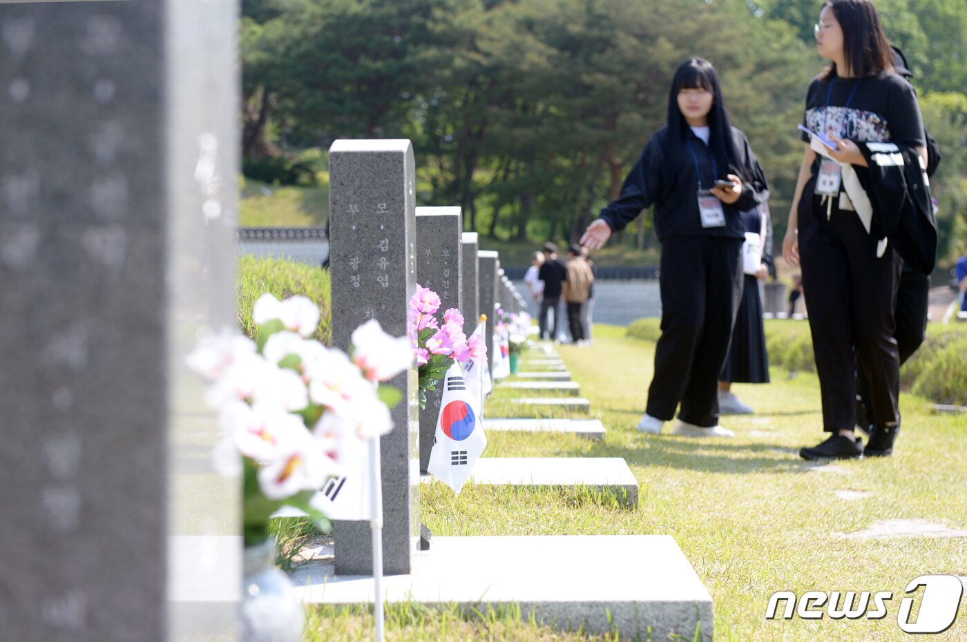 본문 이미지 - 5·18민주화운동 제43주년을 나흘 앞둔 14일 오전 광주 북구 운정동 국립5·18민주묘지를 찾은 참배객들이 오월영령을 추모하고 있다. 2023.5.14/뉴스1 ⓒ News1 이승현 기자