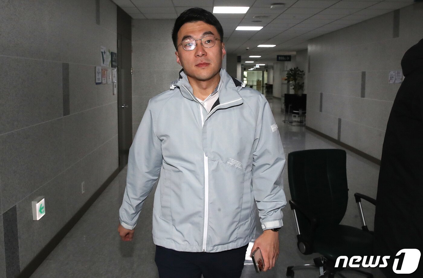 본문 이미지 - 가상자산(암호화폐) 이상 거래 의혹 논란에 자진탈당을 선언한 김남국 더불어민주당 의원이 14일 오전 서울 여의도 국회 의원회관 의원실로 출근하고 있다.  2023.5.14/뉴스1 ⓒ News1 임세영 기자