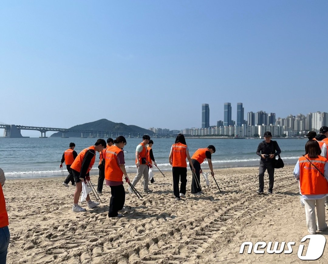 14일 오전 10시 광안리어방축제 &#39;비치코밍&#39; 참여자들이 광안리 바닷가 모래사장에서 쓰레기를 줍고 있다.&#40;부산 수영구 제공&#41;