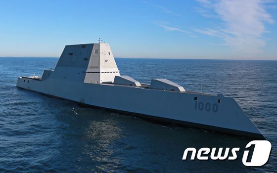 본문 이미지 - 미국 해군이 운용 중인 최신예 스텔스 구축함 '줌월트'. ⓒ AFP=뉴스1