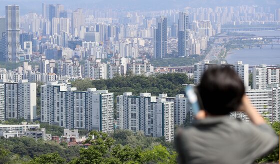 본문 이미지 - 서울 중구 남산 전망대를 찾은 관광객들이 도심 속 아파트 단지를 바라보고 있다. 2023.5.14/뉴스1 ⓒ News1 장수영 기자