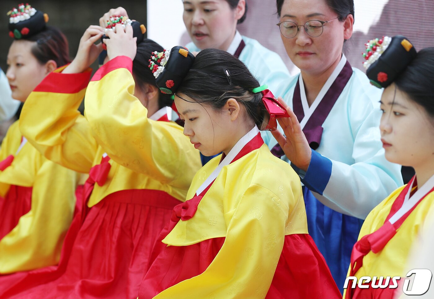 성년의날을 하루 앞둔 14일 오후 서울 중구 덕수궁 돌담길에서 열린 &#39;전통 성년례&#39;에서 올해 성년을 맞은 대학생들이 의복과 족두리를 착용하는 가례&#40;加禮&#41;를 치르고 있다. 2023.5.14/뉴스1 ⓒ News1 민경석 기자