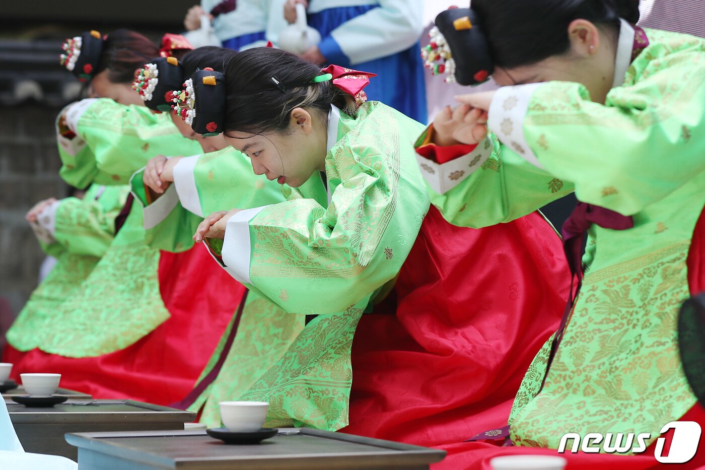 성년의날을 하루 앞둔 14일 오후 서울 중구 덕수궁 돌담길에서 열린 &#39;전통 성년례&#39;에서 올해 성년을 맞은 대학생들이 의복과 족두리를 착용하는 가례&#40;加禮&#41;를 치른 뒤 절을 하고 있다. 2023.5.14/뉴스1 ⓒ News1 민경석 기자