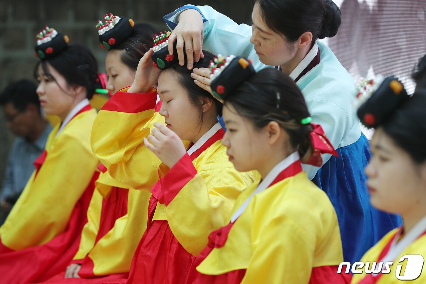 성년의날을 하루 앞둔 14일 오후 서울 중구 덕수궁 돌담길에서 열린 &#39;전통 성년례&#39;에서 올해 성년을 맞은 대학생들이 의복과 족두리를 착용하는 가례&#40;加禮&#41;를 치르고 있다. 2023.5.14/뉴스1 ⓒ News1 민경석 기자