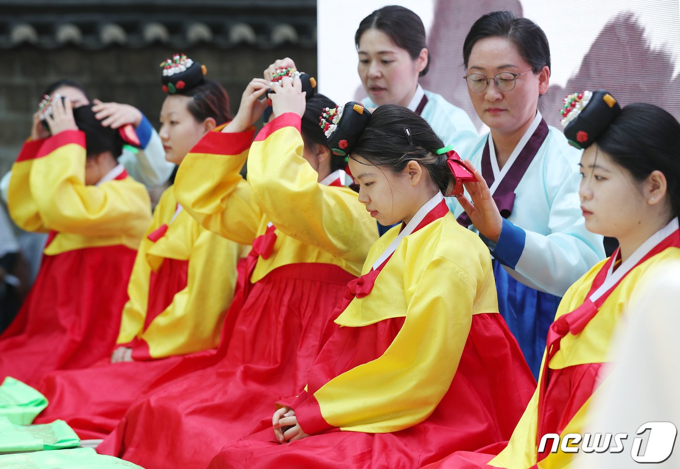 성년의날을 하루 앞둔 14일 오후 서울 중구 덕수궁 돌담길에서 열린 &#39;전통 성년례&#39;에서 올해 성년을 맞은 대학생들이 의복과 족두리를 착용하는 가례&#40;加禮&#41;를 치르고 있다. 2023.5.14/뉴스1 ⓒ News1 민경석 기자