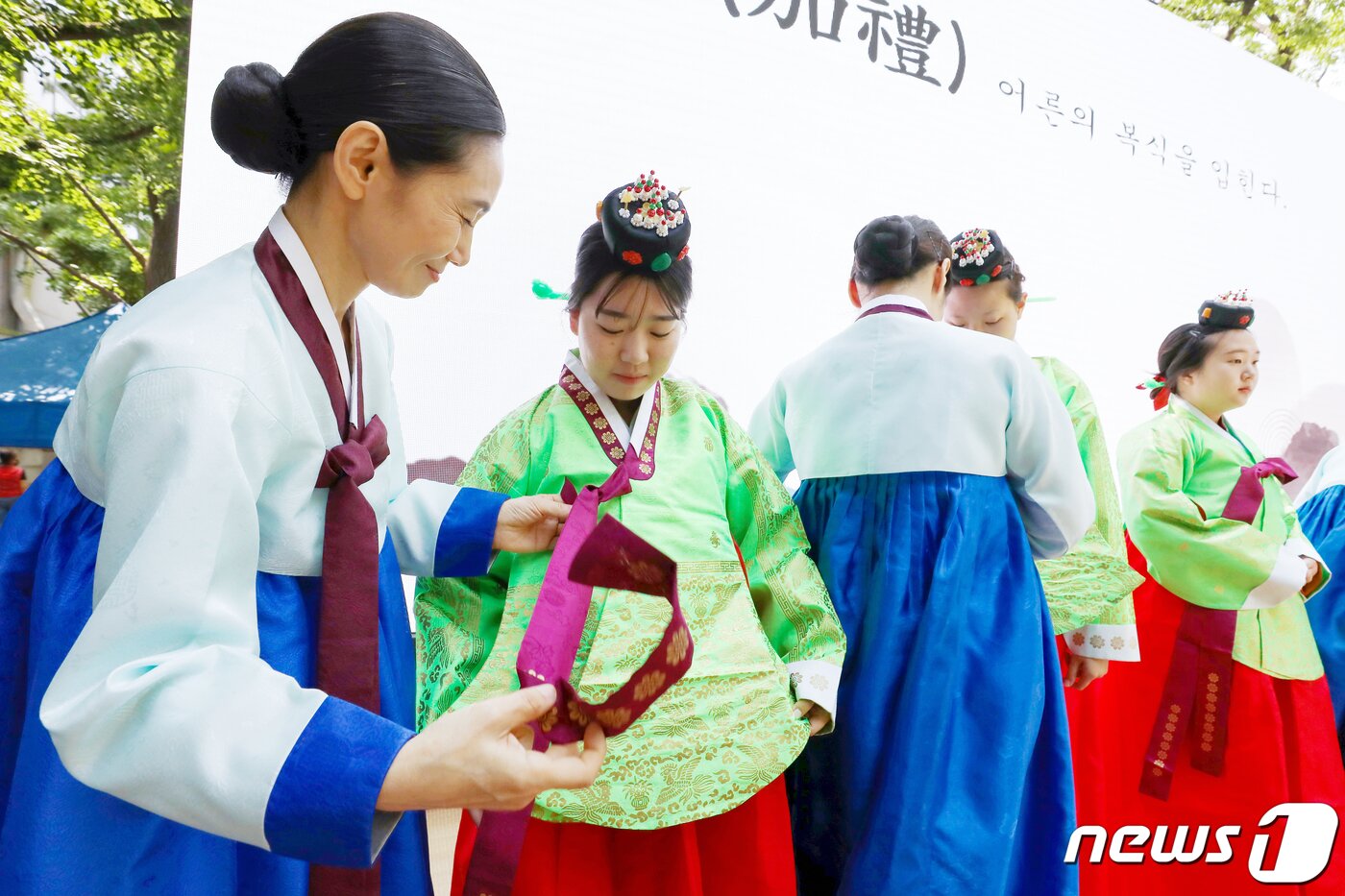 본문 이미지 - 성년의날을 하루 앞둔 14일 오후 서울 중구 덕수궁 돌담길에서 열린 '전통 성년례'에서 올해 성년을 맞은 대학생들이 의복과 족두리를 착용하는 가례(加禮)를 치르고 있다. 2023.5.14/뉴스1 ⓒ News1 민경석 기자