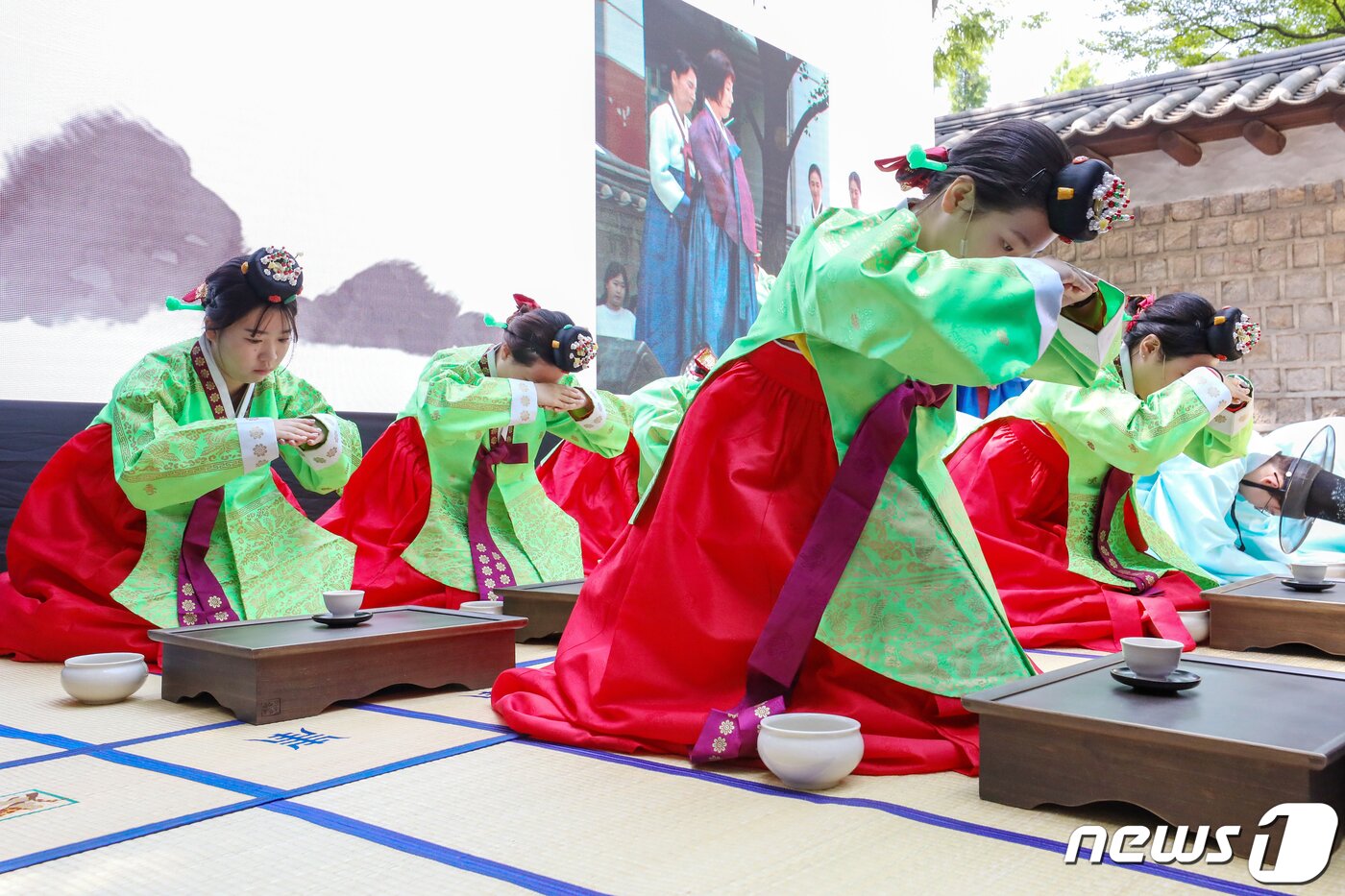 성년의날을 하루 앞둔 14일 오후 서울 중구 덕수궁 돌담길에서 열린 &#39;전통 성년례&#39;에서 올해 성년을 맞은 대학생들이 차를 마시는 초례&#40;醮禮&#41;를 치른 뒤 절을 하고 있다. 2023.5.14/뉴스1 ⓒ News1 민경석 기자