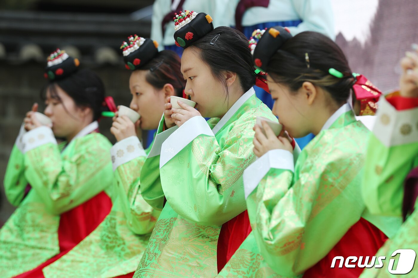 성년의날을 하루 앞둔 14일 오후 서울 중구 덕수궁 돌담길에서 열린 &#39;전통 성년례&#39;에서 올해 성년을 맞은 대학생들이 차를 마시는 초례&#40;醮禮&#41;를 치르고 있다. 2023.5.14/뉴스1 ⓒ News1 민경석 기자