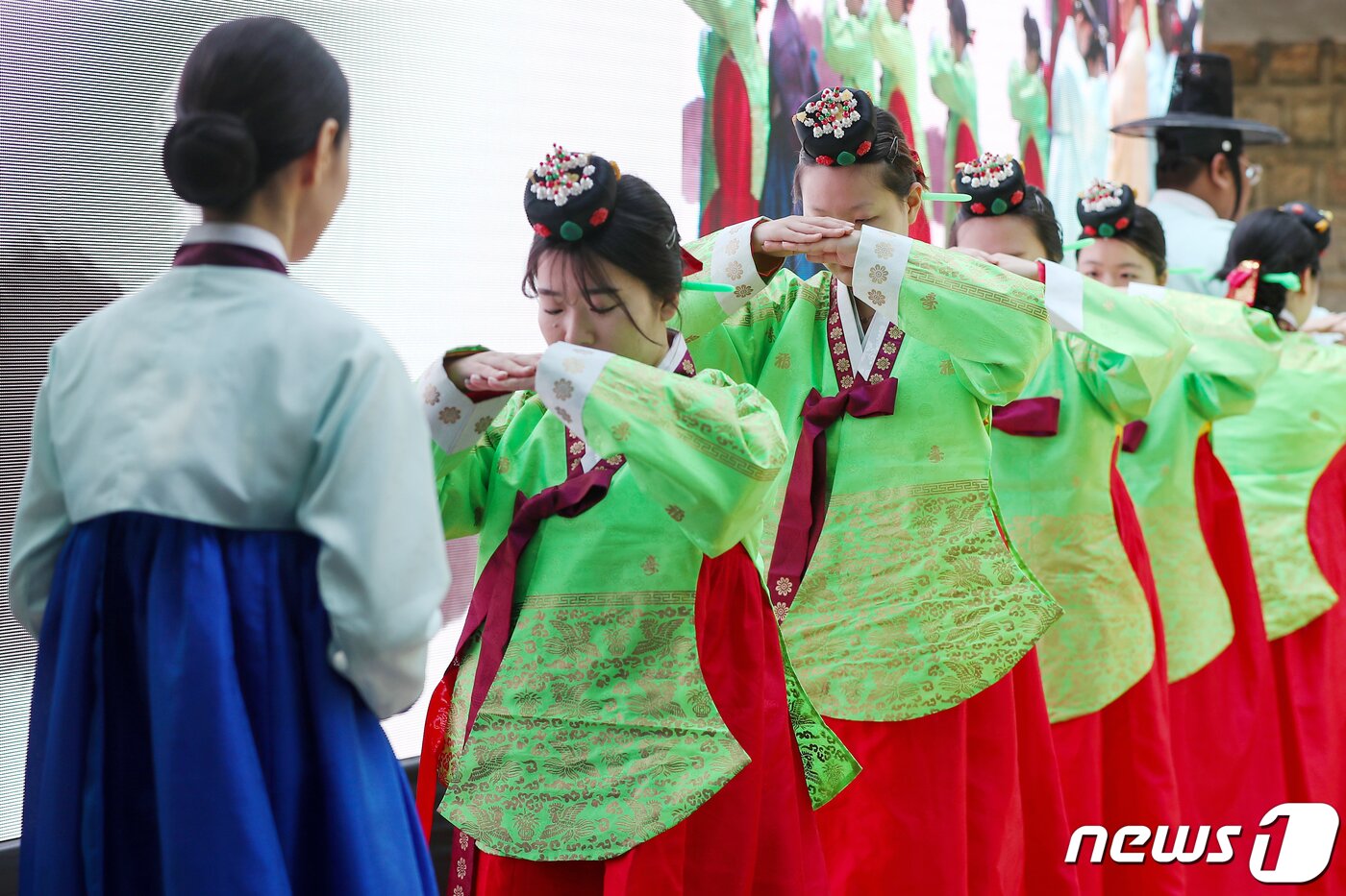 본문 이미지 - 성년의날을 하루 앞둔 14일 오후 서울 중구 덕수궁 돌담길에서 열린 '전통 성년례'에서 올해 성년을 맞은 대학생들이 차를 마시는 초례(醮禮)를 치른 뒤 절을 하고 있다. 2023.5.14/뉴스1 ⓒ News1 민경석 기자