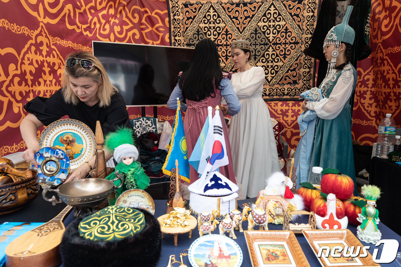 (서울=뉴스1) 이승배 기자 = 14일 오후 서울 중구 청계광장에서 열린 '2023 중앙아시아 봄맞이 축제'에서 카자흐스탄 부스 관계자들이 전통 의상을 준비하고 있다.이번 행사에는 …
