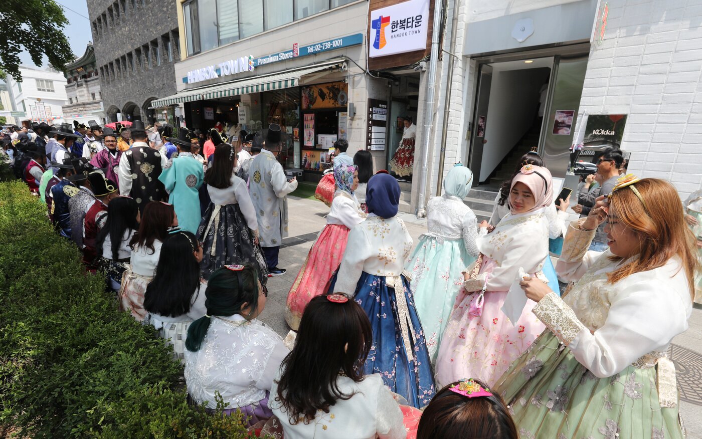 본문 이미지 - '코로나19 종식 선언' 후 처음 맞는 주말인 14일 서울 경복궁 앞 한복 대여점 앞이 한복을 입은 외국인관광객으로 붐비고 있다. 2023.5.14/뉴스1 ⓒ News1 박지혜 기자