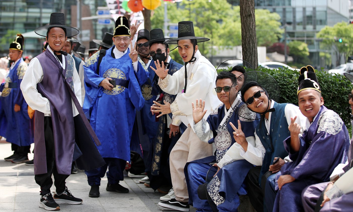 본문 이미지 - '코로나19 종식 선언' 후 처음 맞는 주말인 5월14일 경복궁 앞 한복 대여점 앞에서 외국인들이 즐거운 표정을 짓고 있다. 2023.5.14/뉴스1 ⓒ News1 박지혜 기자