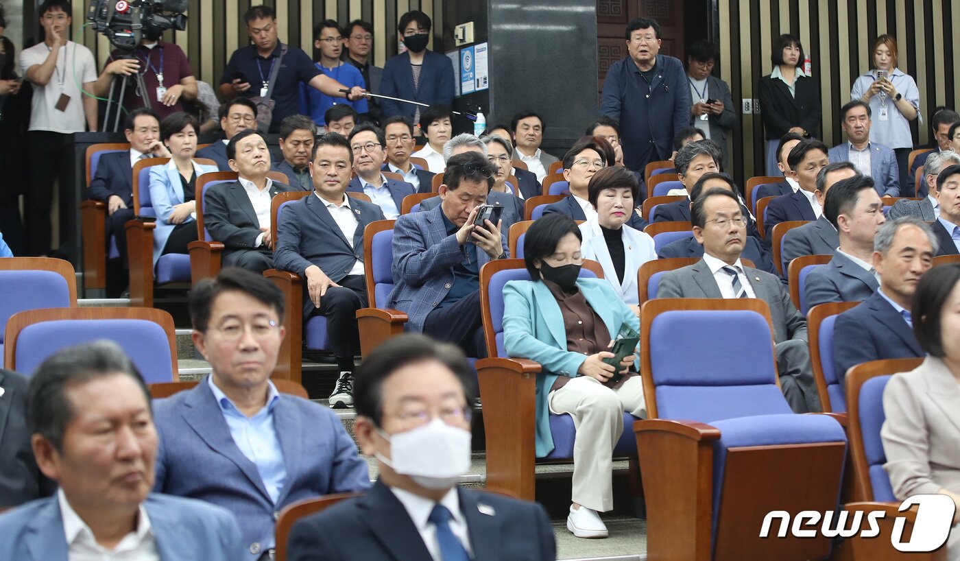 본문 이미지 - 설훈 더불어민주당 의원이 14일 오후 서울 여의도 국회에서 열린 쇄신 의원총회에서 비공개로 진행되는 의총의 공개를 제안하고 있다. 2023.5.14/뉴스1 ⓒ News1 임세영 기자