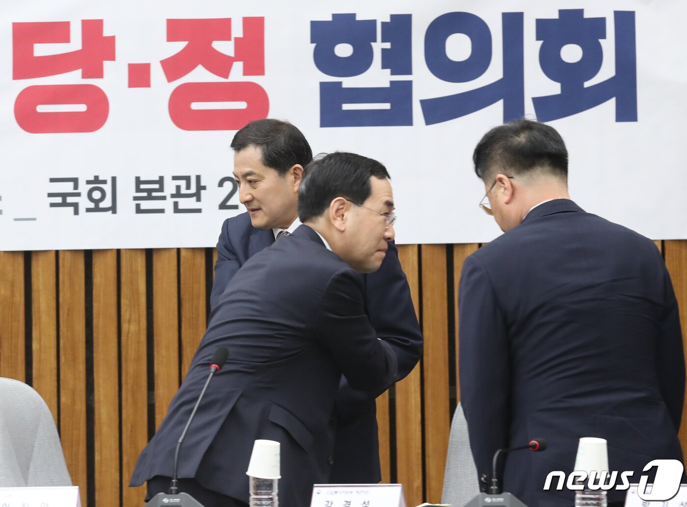 본문 이미지 - 박대출 국민의힘 정책위의장이 15일 오전 서울 여의도 국회에서 열린 전기·가스 요금 관련 당정협의회에서 이창양 산업통상자원부 장관과 인사를 나누고 있다. 2023.5.15/뉴스1 ⓒ News1 송원영 기자