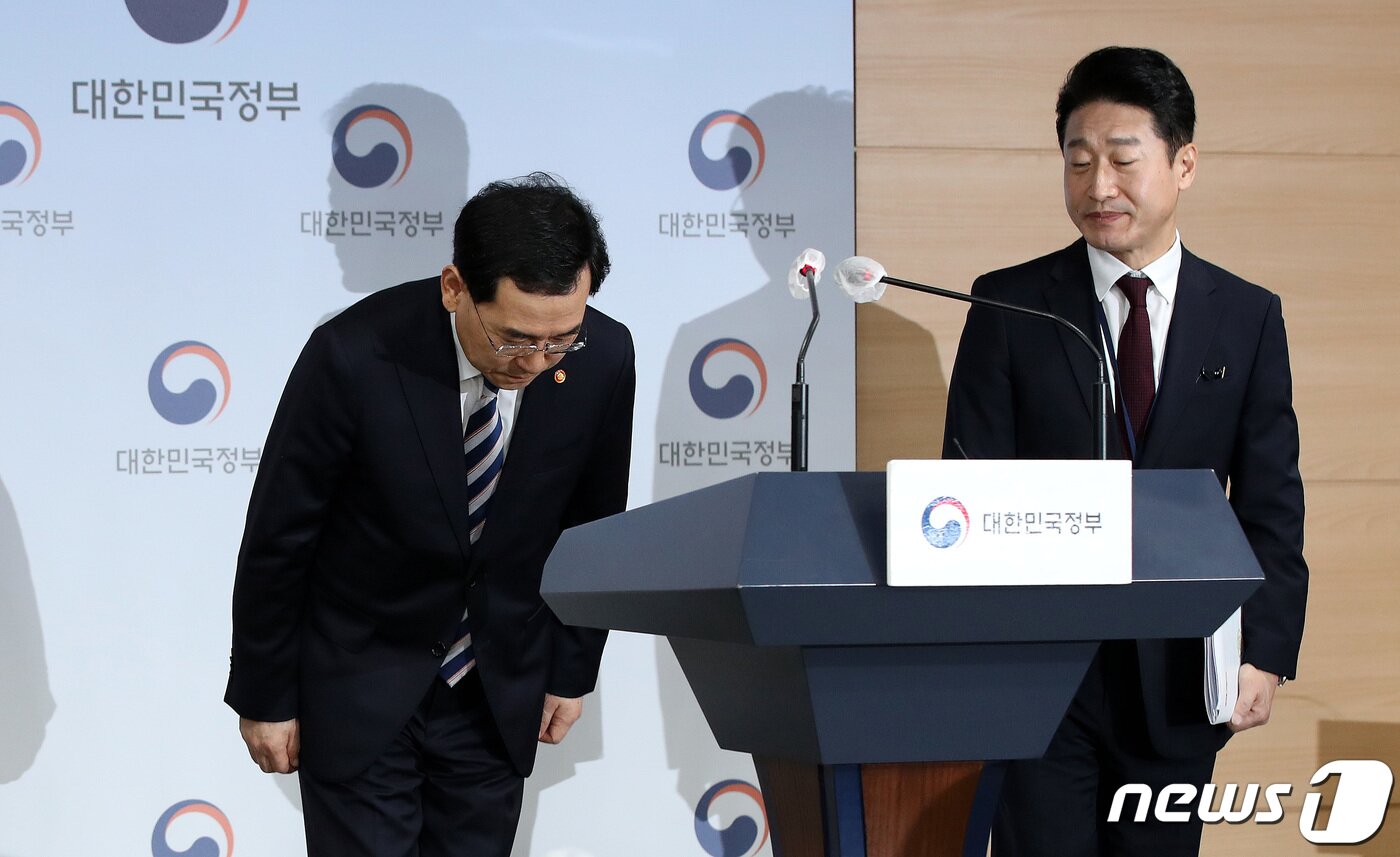 본문 이미지 - 이창양 산업통상자원부 장관이 15일 서울 종로구 정부서울청사에서 2023년도 2분기 전기·가스요금 조정안 및 취약계층 지원 대책 발표를 마친 뒤 인사하고 있다. 정부가 이달 16일부터 적용하는 2분기 전기요금을 ㎾h(킬로와트시)당 8원 인상했다. 가스요금은 MJ(메가줄)당 1.04원 올려 이로 인한 가구의 공공요금 부담은 한 달에 7000원 가량 늘어날 전망이다. 2023.5.15/뉴스1 ⓒ News1 박지혜 기자